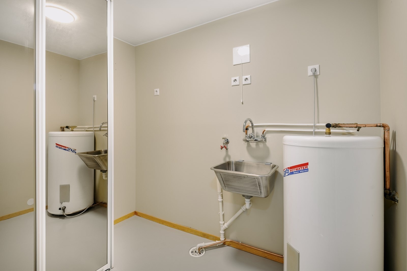 Separat vaskerom med opplegg for vaskemaskin/kondenstørker og skapplass Galleribilde