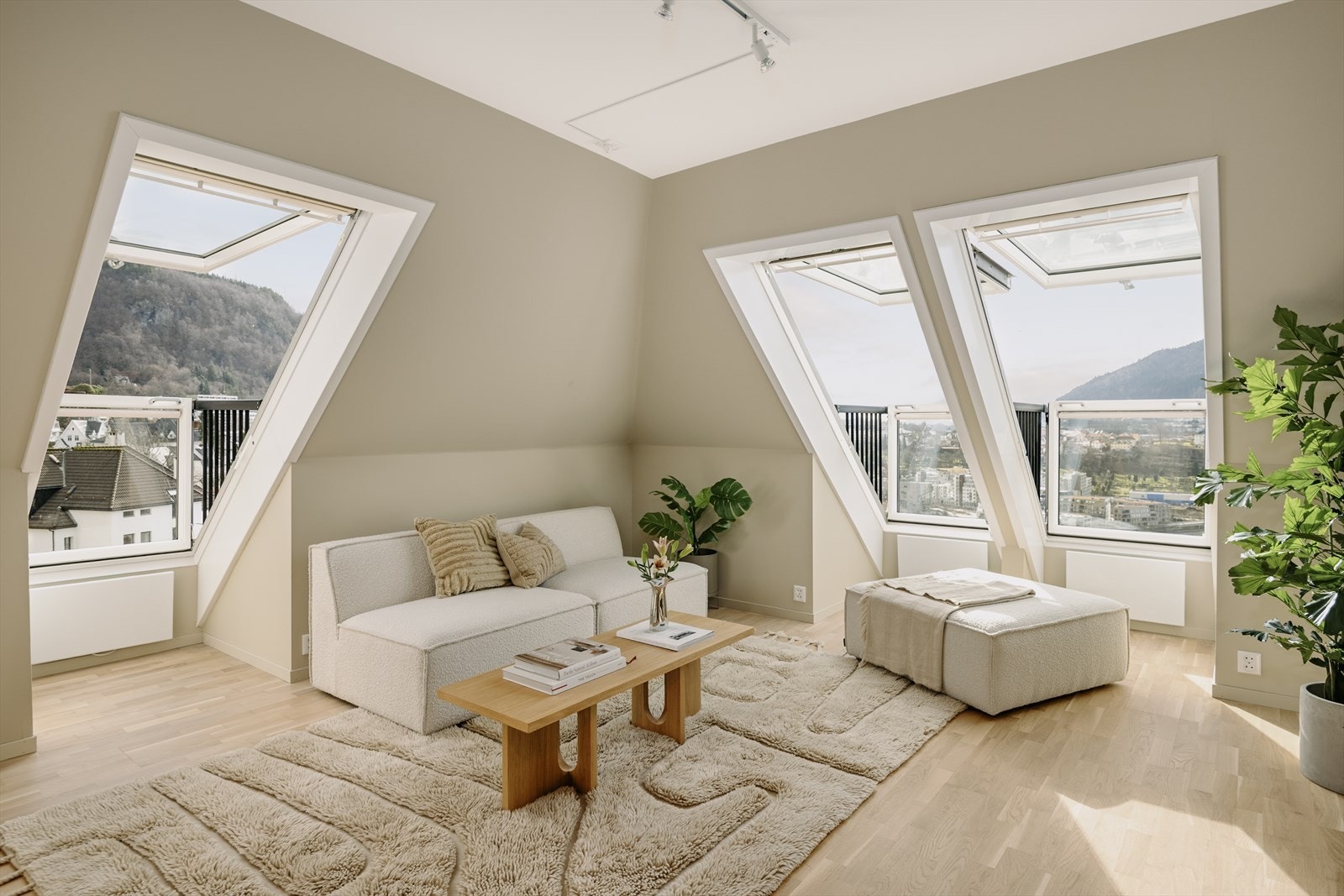 På fine dager det bare å åpne velux-terrassene og slippe sommeren inn Galleribilde