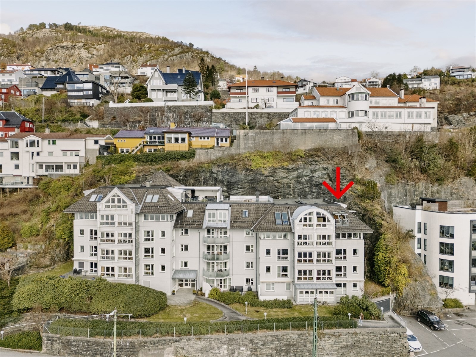 Leiligheten ligger på hjørnet og har utsikt i flere retninger Galleribilde