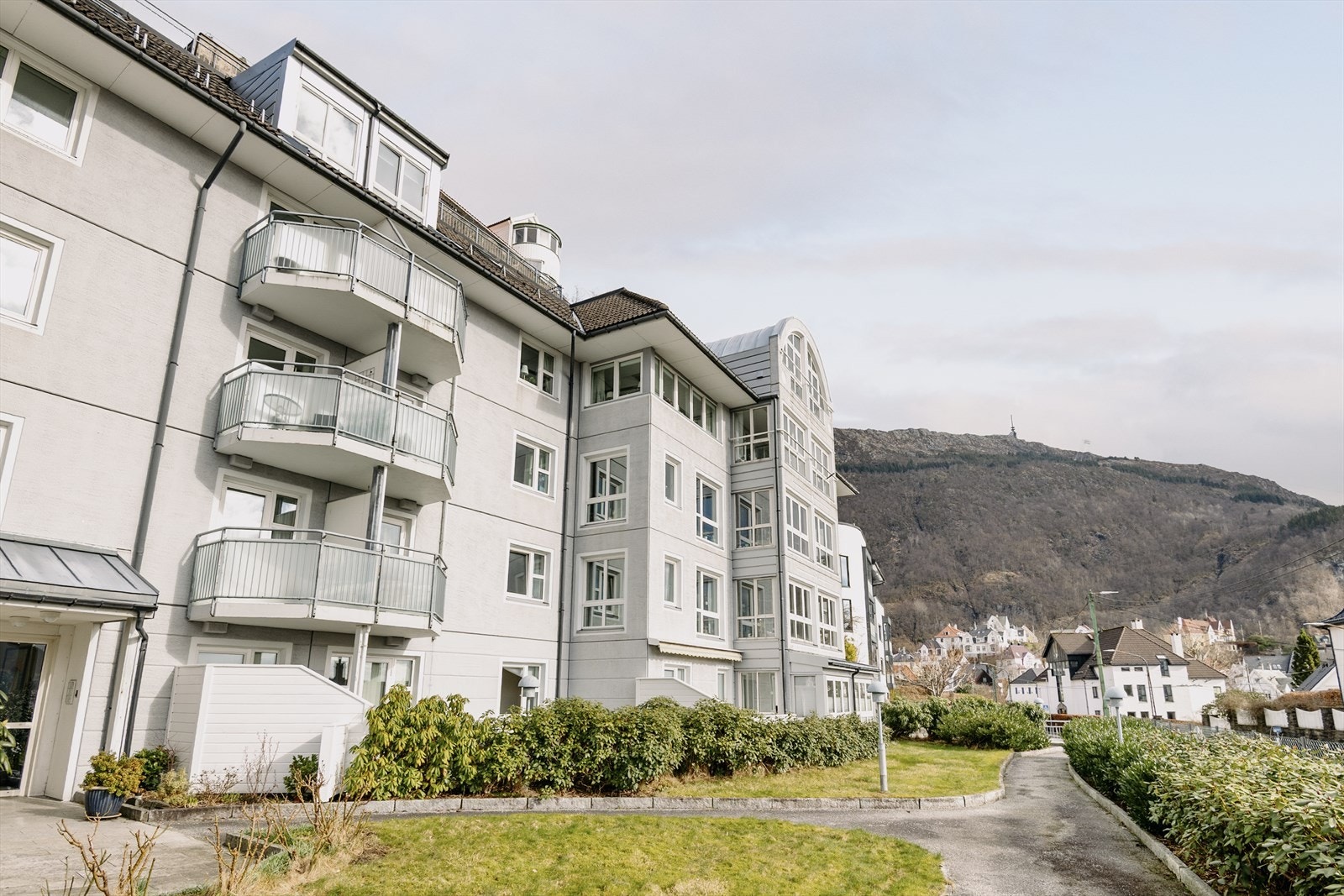 Pent bygg og pent opparbeidede fellesareal Galleribilde