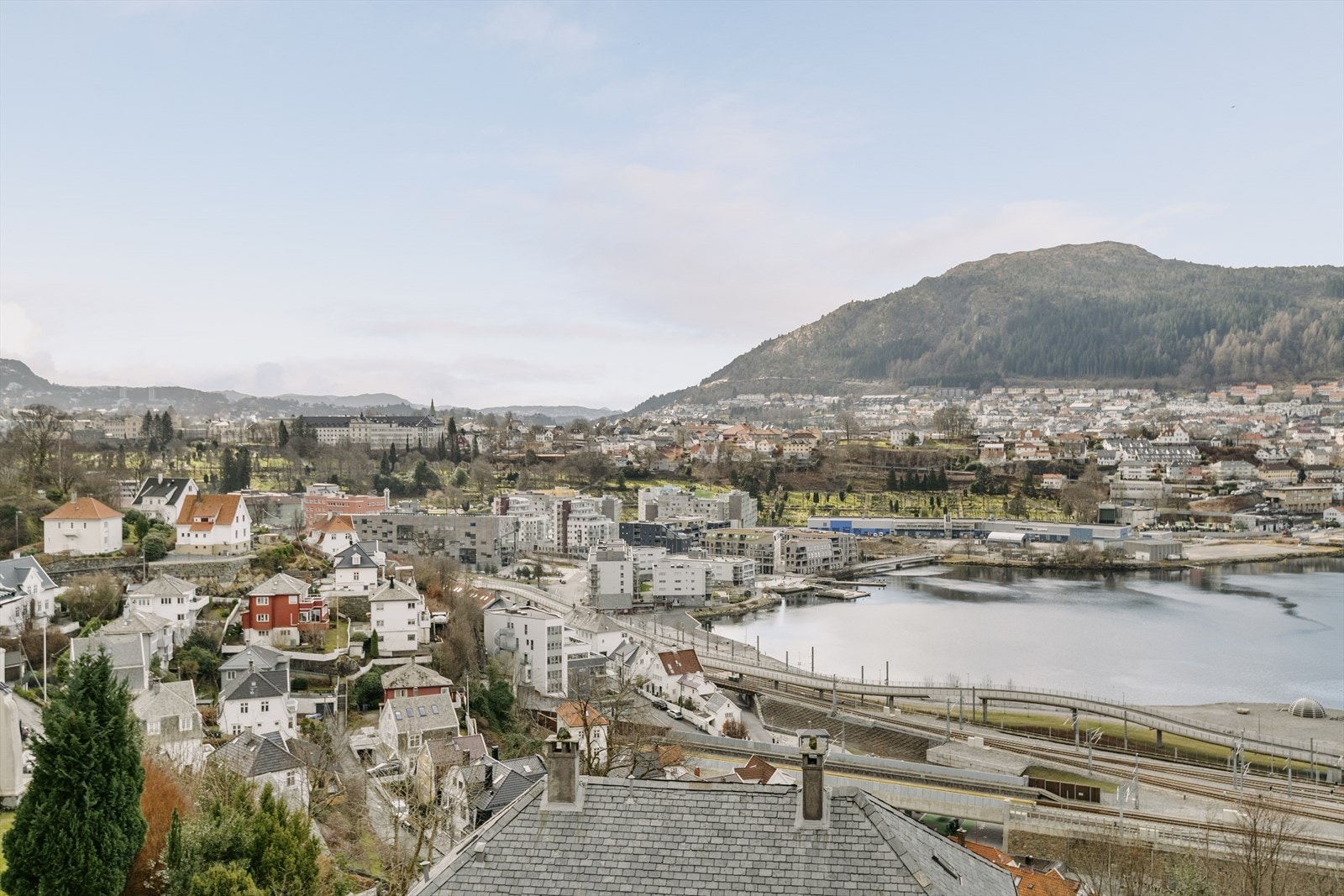 Utsikt over store deler av Bergensdalen Galleribilde