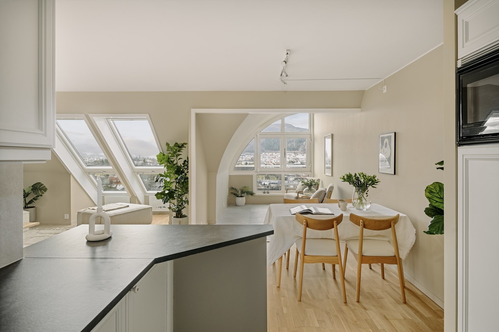 Leiligheten er nylig oppgradert med nye overflater og slipt parkettgulv Galleribilde