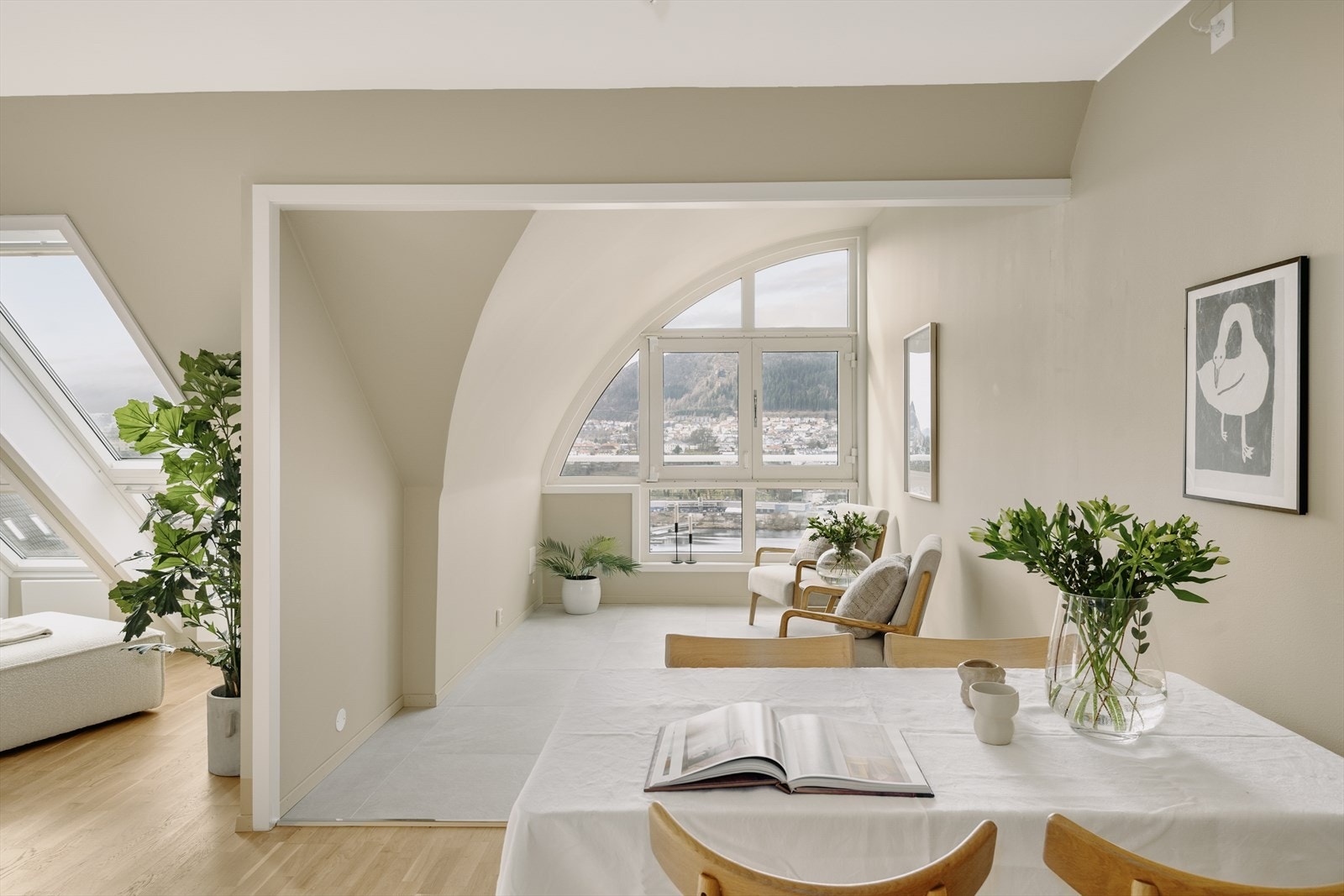 Leilighetens utforming gir muligheter for innredning etter eget ønske og behov Galleribilde