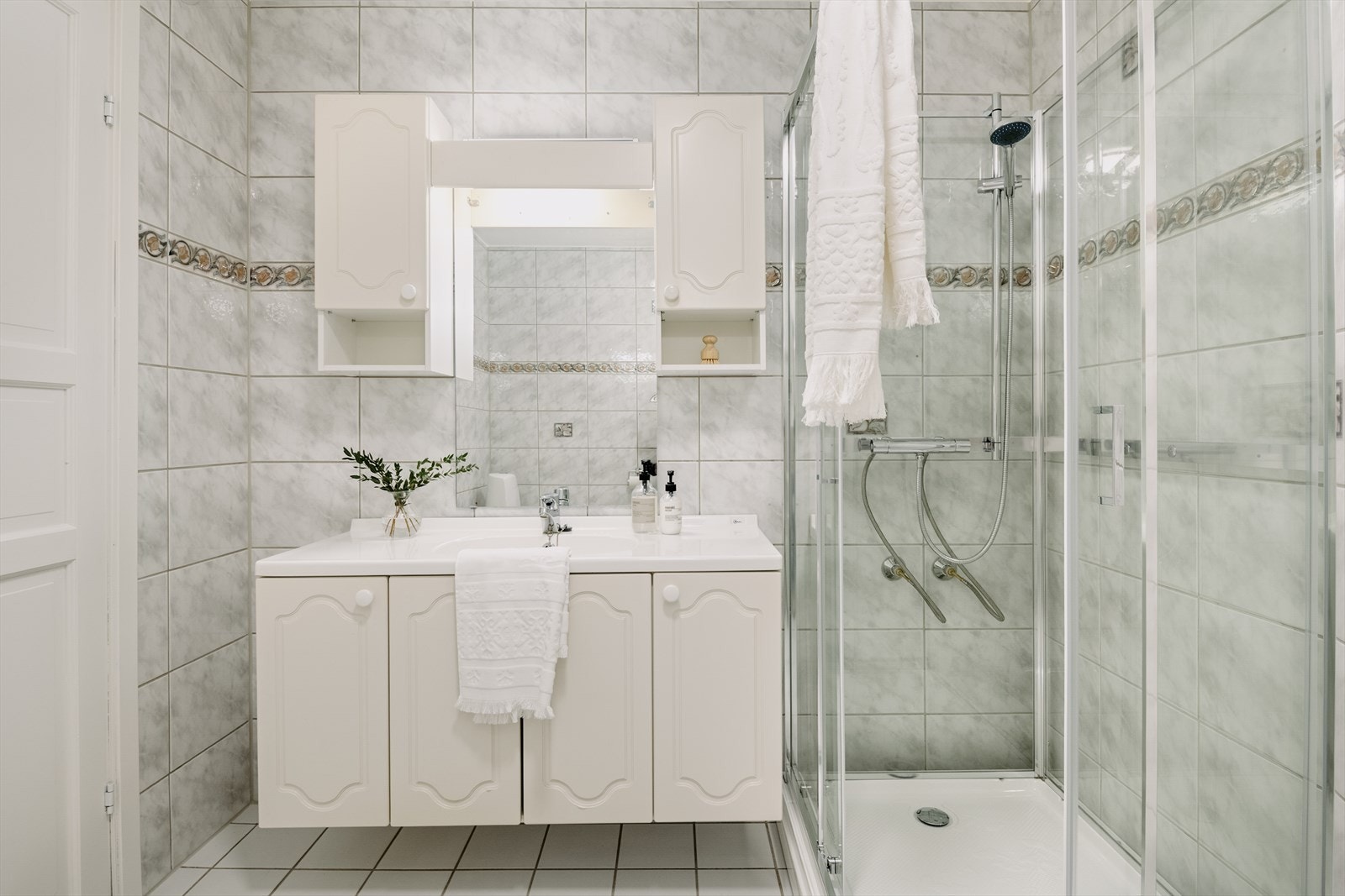 Helfliset bad med innredning og nytt dusjkabinett med sokkel Galleribilde