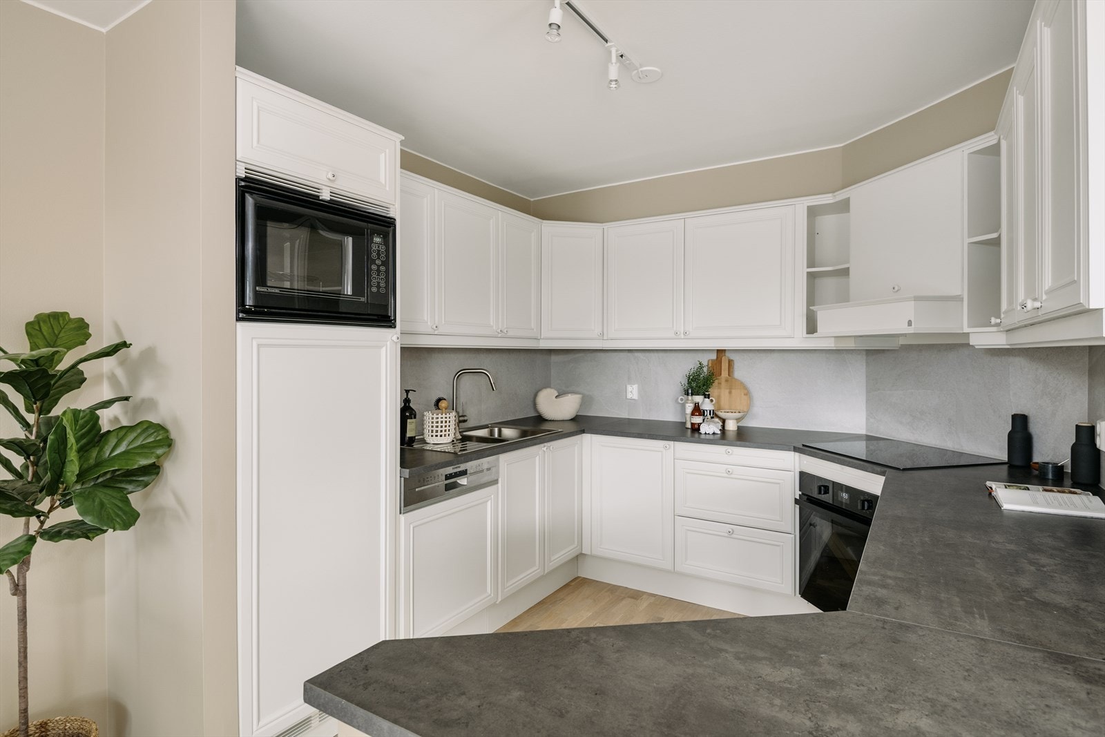 Hvit kjøkkeninnredning med oppgraderte fronter og integrerte hvitevarer Galleribilde