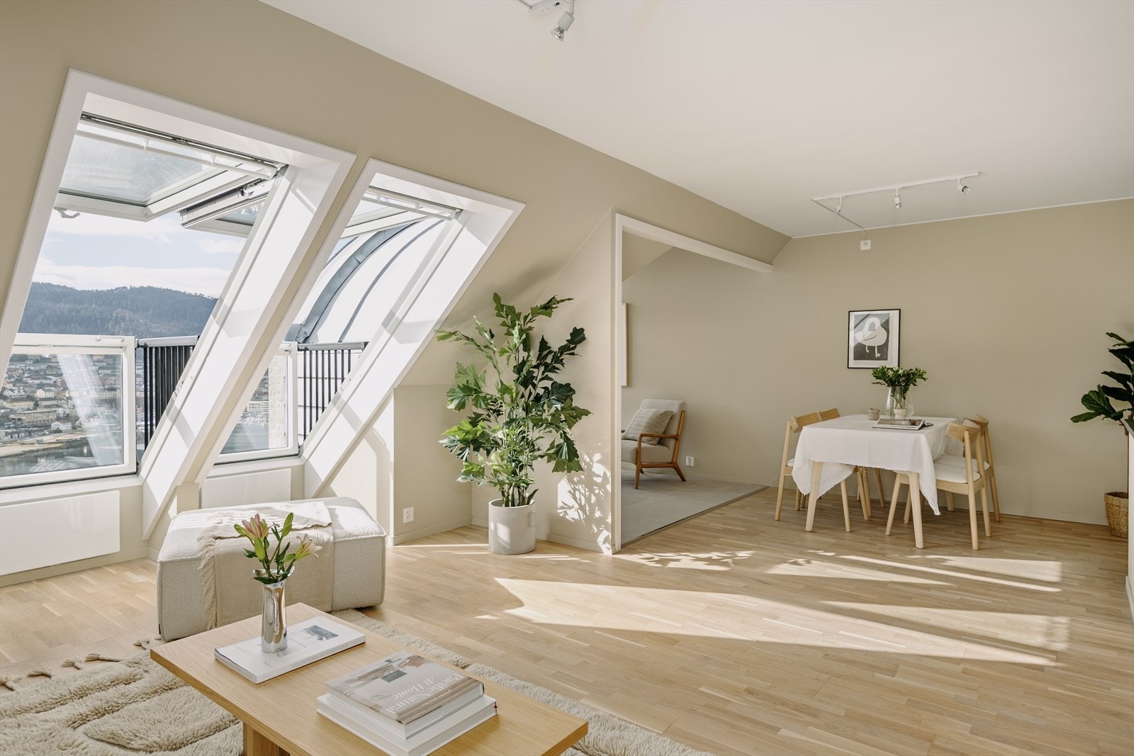 Lys og åpen stue med store vindusflater Galleribilde