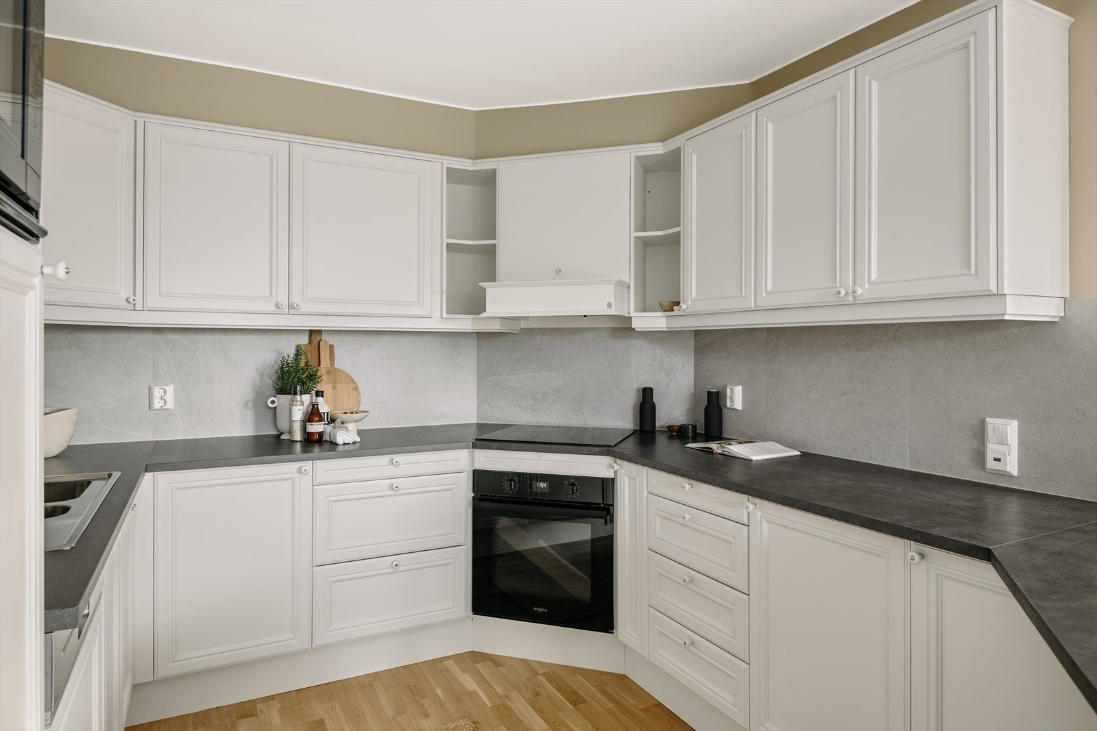 Rikelig med skap og benkeplass Galleribilde