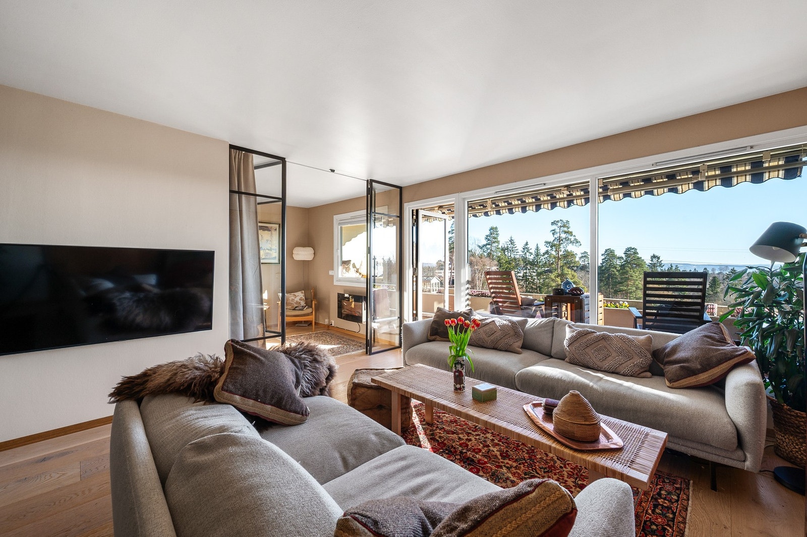 Dobbel smijernsdør mellom stue og soverom 3 som gir en forlengelse av stuen. Galleribilde