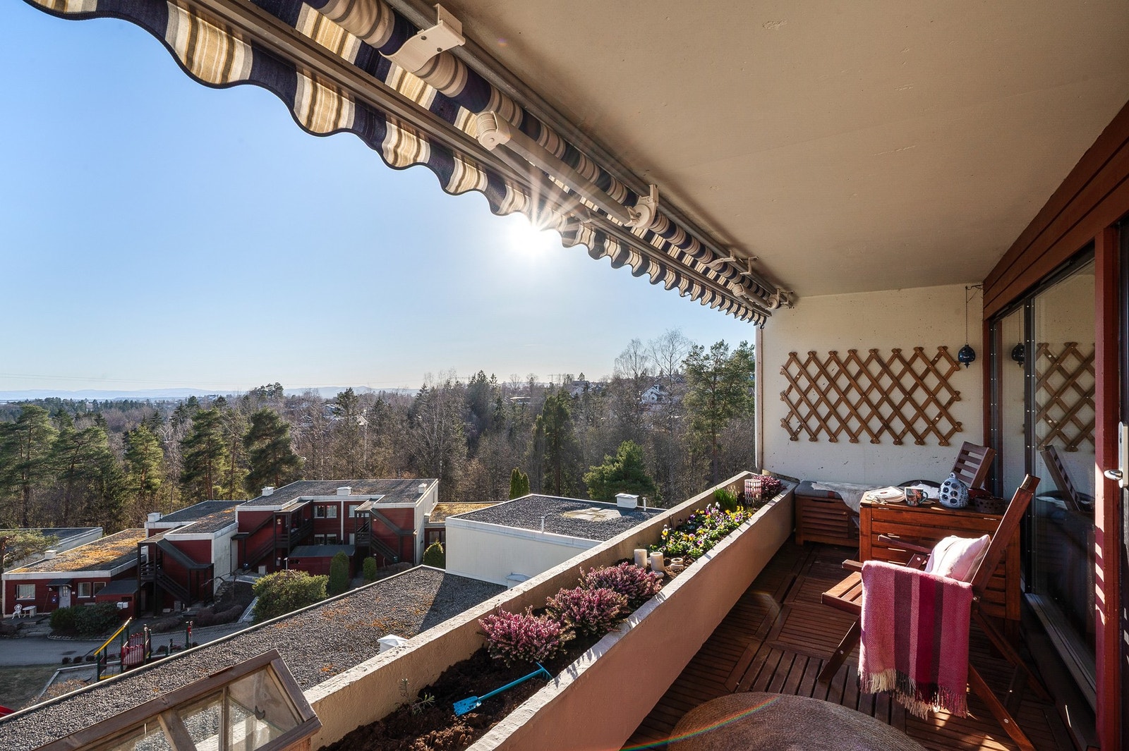 Overbygget terrasse med utgang fra stue oppmålt til 10 kvm. Galleribilde