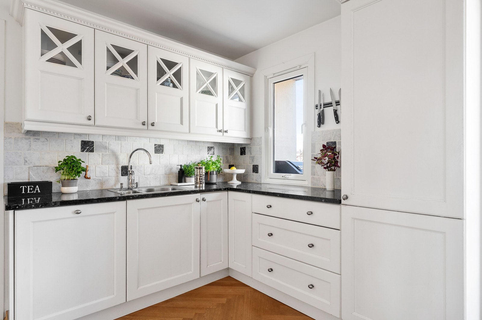 Benkeplater av stein med nedfelt oppvaskkum i rustfritt stål. Galleribilde