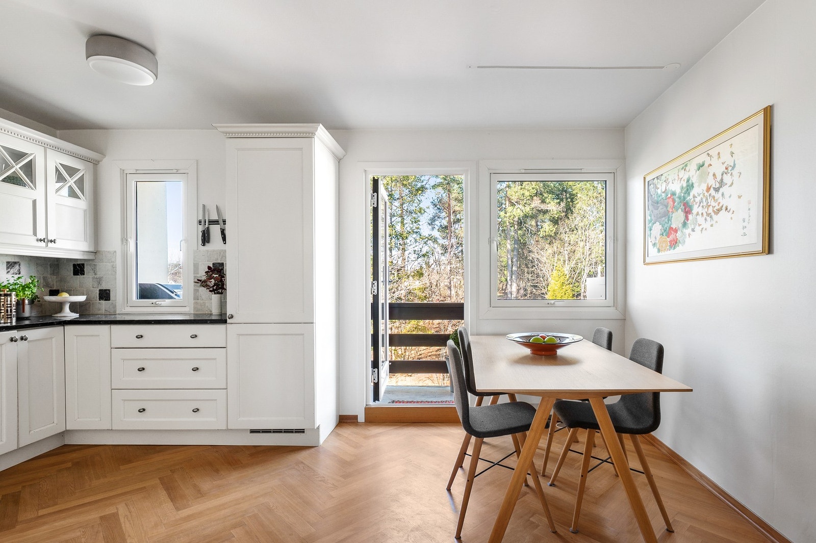 Fra kjøkkenet er det adkomst til boligens 2. uteplass. Det er også god plass til spisebord på kjøkkenet. Galleribilde