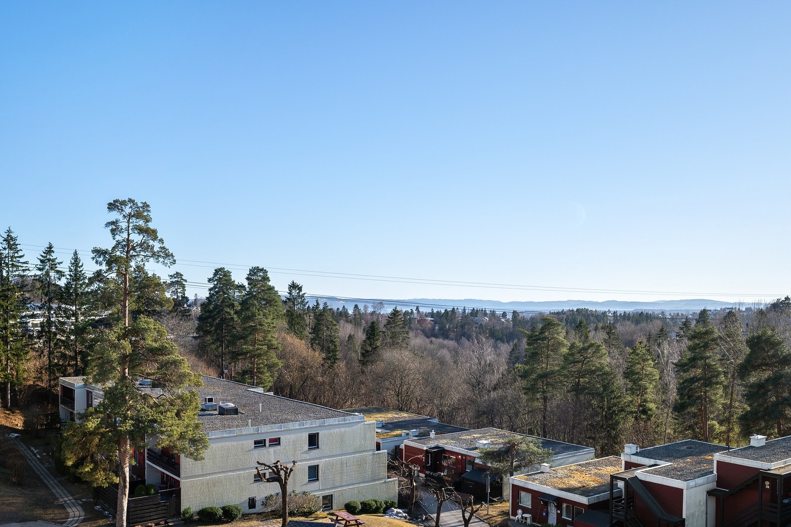 Du kan se helt til Oslofjorden fra terrassen og stua. Galleribilde