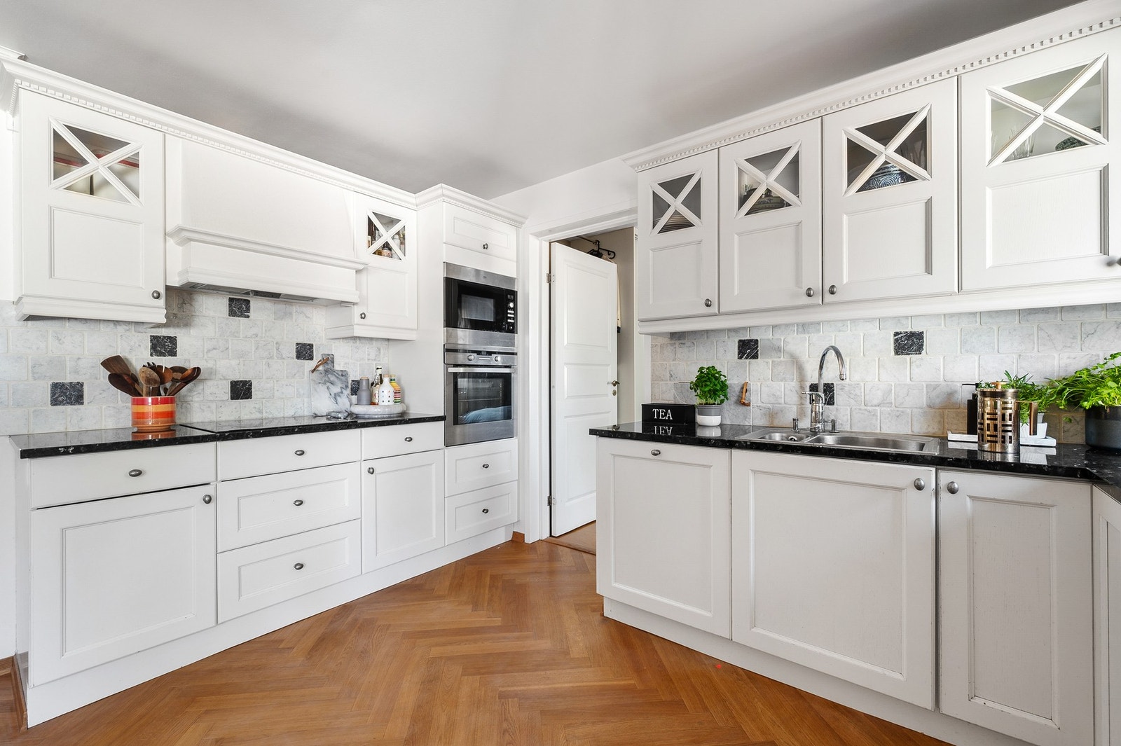 Kjøkkenet er utstyrt med integrerte hvitevarer som nedfelt induksjonstopp, stekeovn, mikrobølgeovn, oppvaskmaskin og kjøleskap. Galleribilde