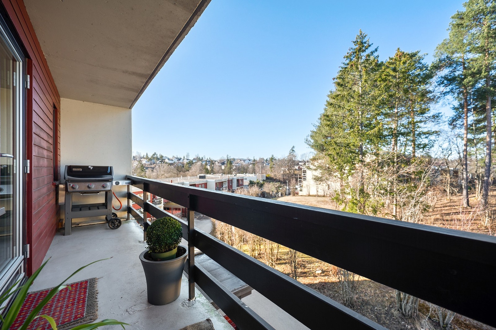Balkong med plass til grill og utemøblement. Galleribilde