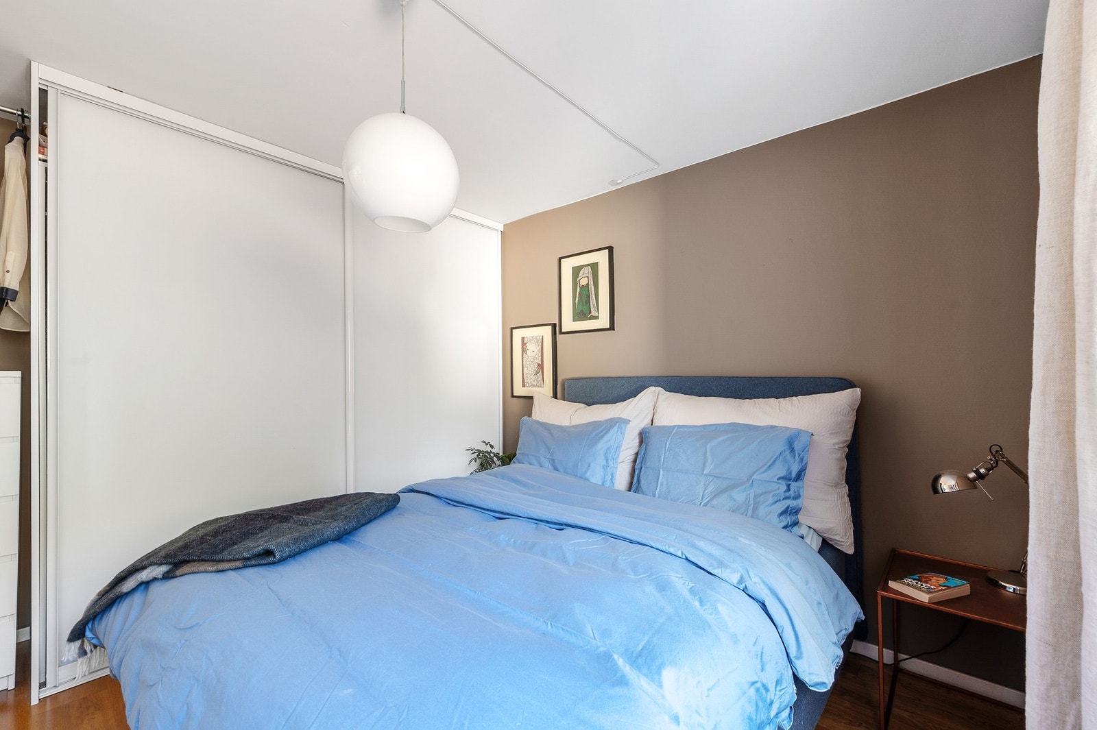 Rommet er innredet med en stor skyvedørsgarderobe. Galleribilde