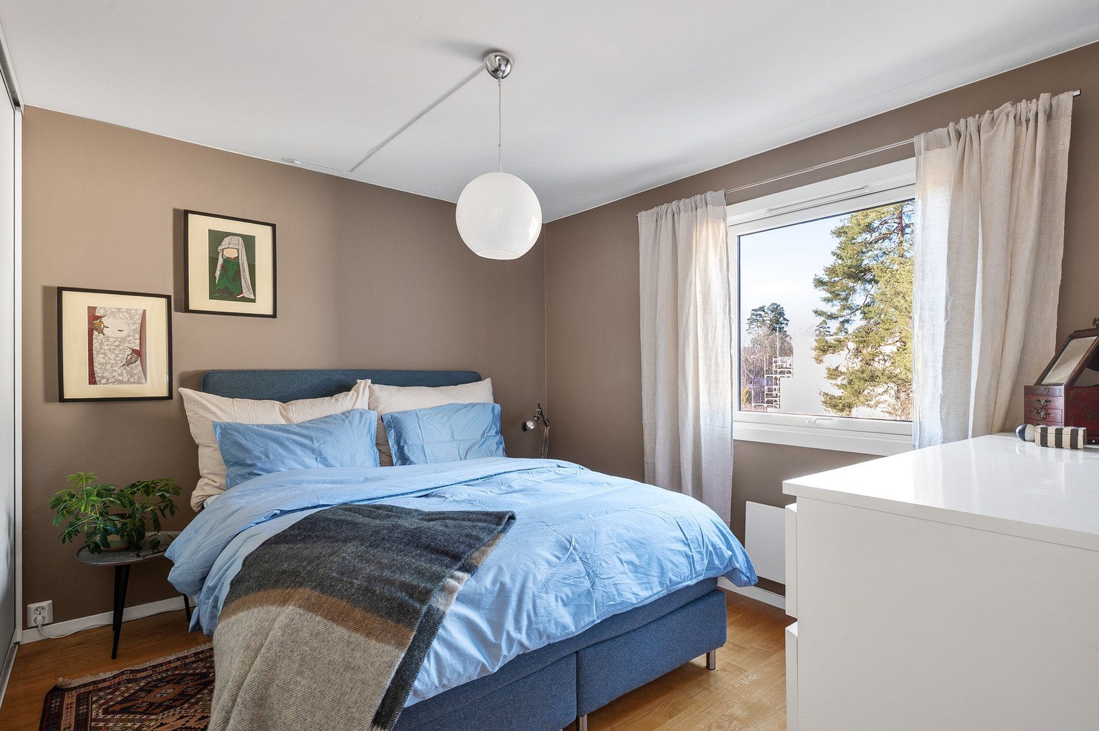 Hovedsoverom med god plass til dobbeltseng og tilhørende møblement. Galleribilde