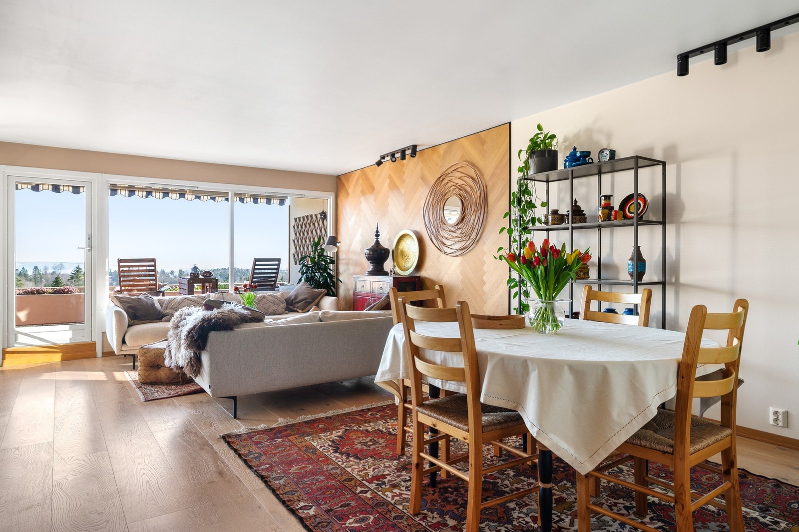 Romslig stue med plass til sofaløsning og spisebord. Galleribilde