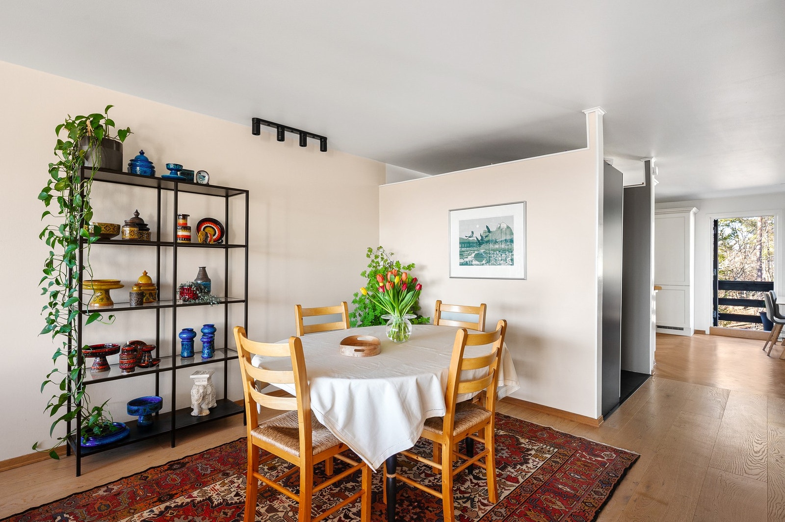 Det er god plass til et større spisebord i tilknytning til kjøkkenet. Galleribilde