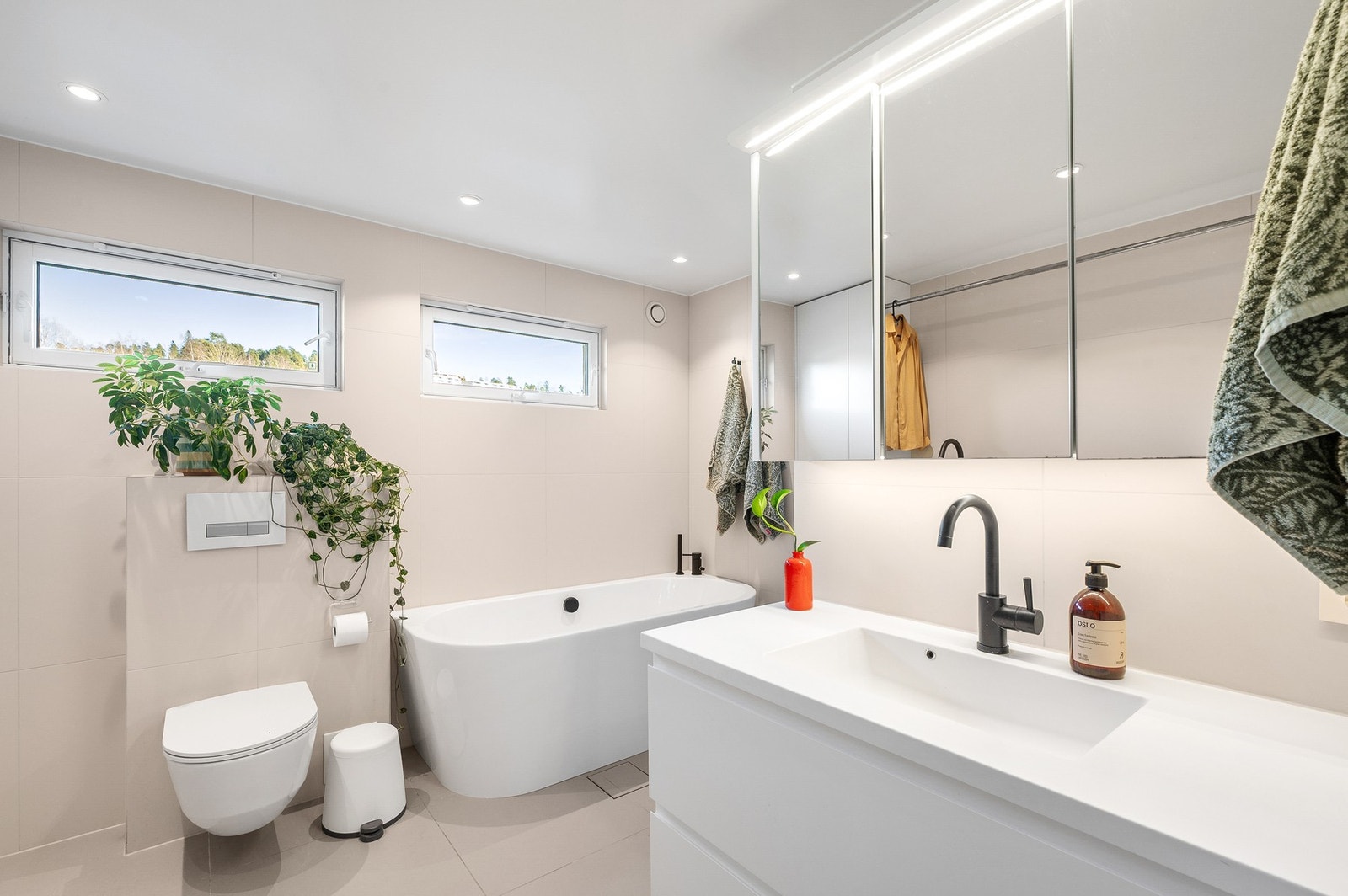 Delikat og moderne flislagt baderom med gulvvarme, pusset opp i 2019. Galleribilde