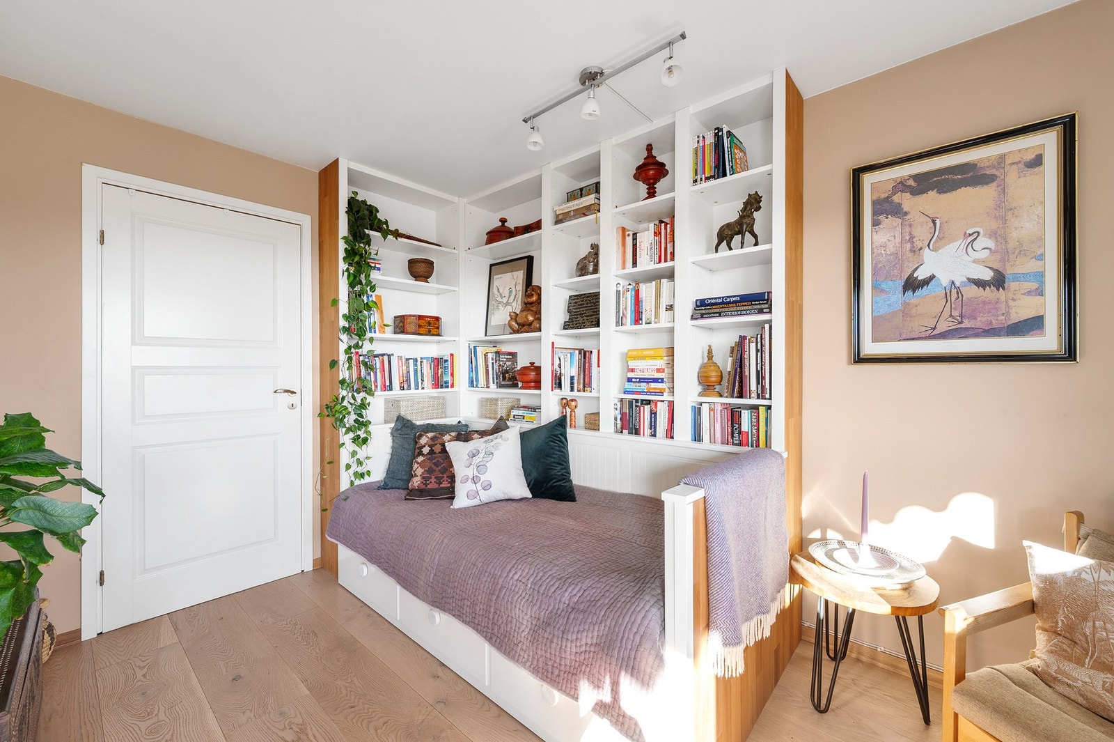 Plassbygget bokhylle, en hyggelig lesekrok med fin utsikt. Fra soverommet er det adkomst til en praktisk innvendig bod. Galleribilde