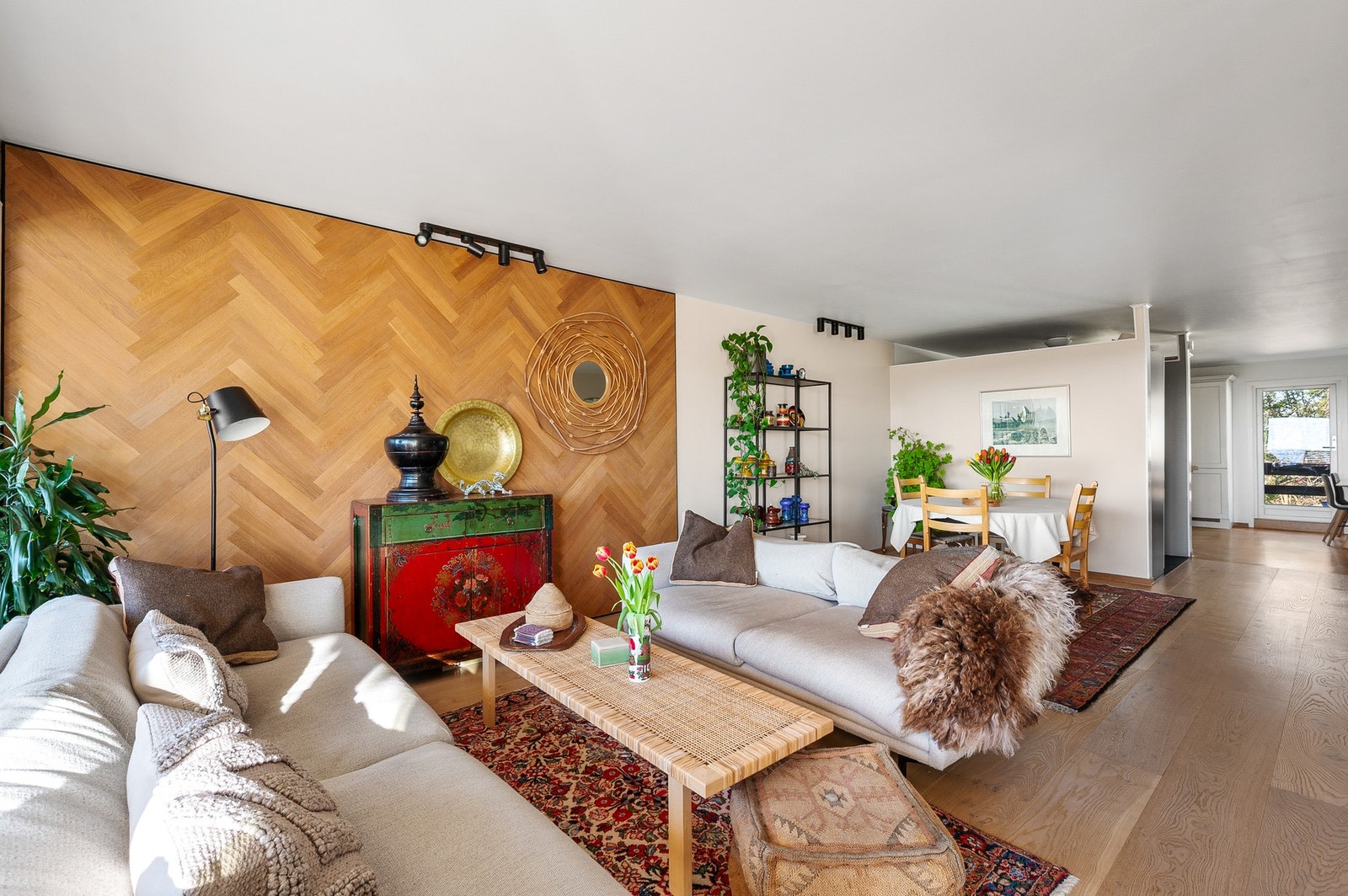 Stilig fiskebeinsmønster på kontrastvegg i stuen som gir en lun og varm følelse. Galleribilde