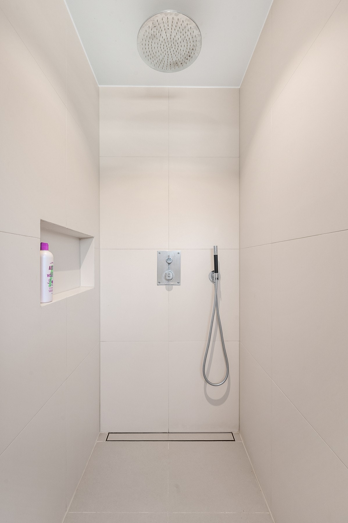 Dusjnisje med integrert blandebatteri, regndusj fra tak og hånddusj. Praktisk hylle for dusjsåper. Galleribilde
