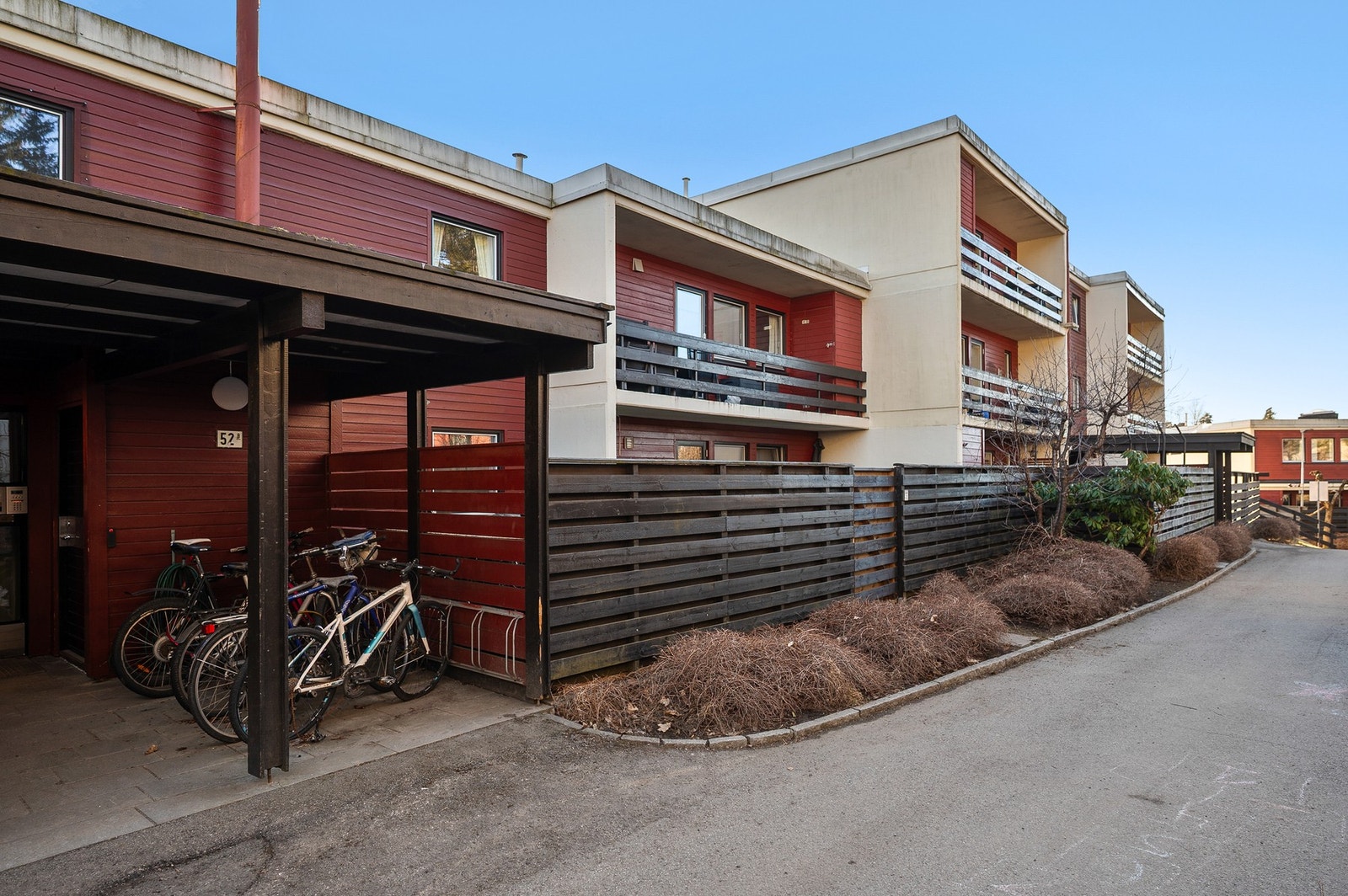 Inngangsparti med sykkelparkering rett utenfor. Galleribilde