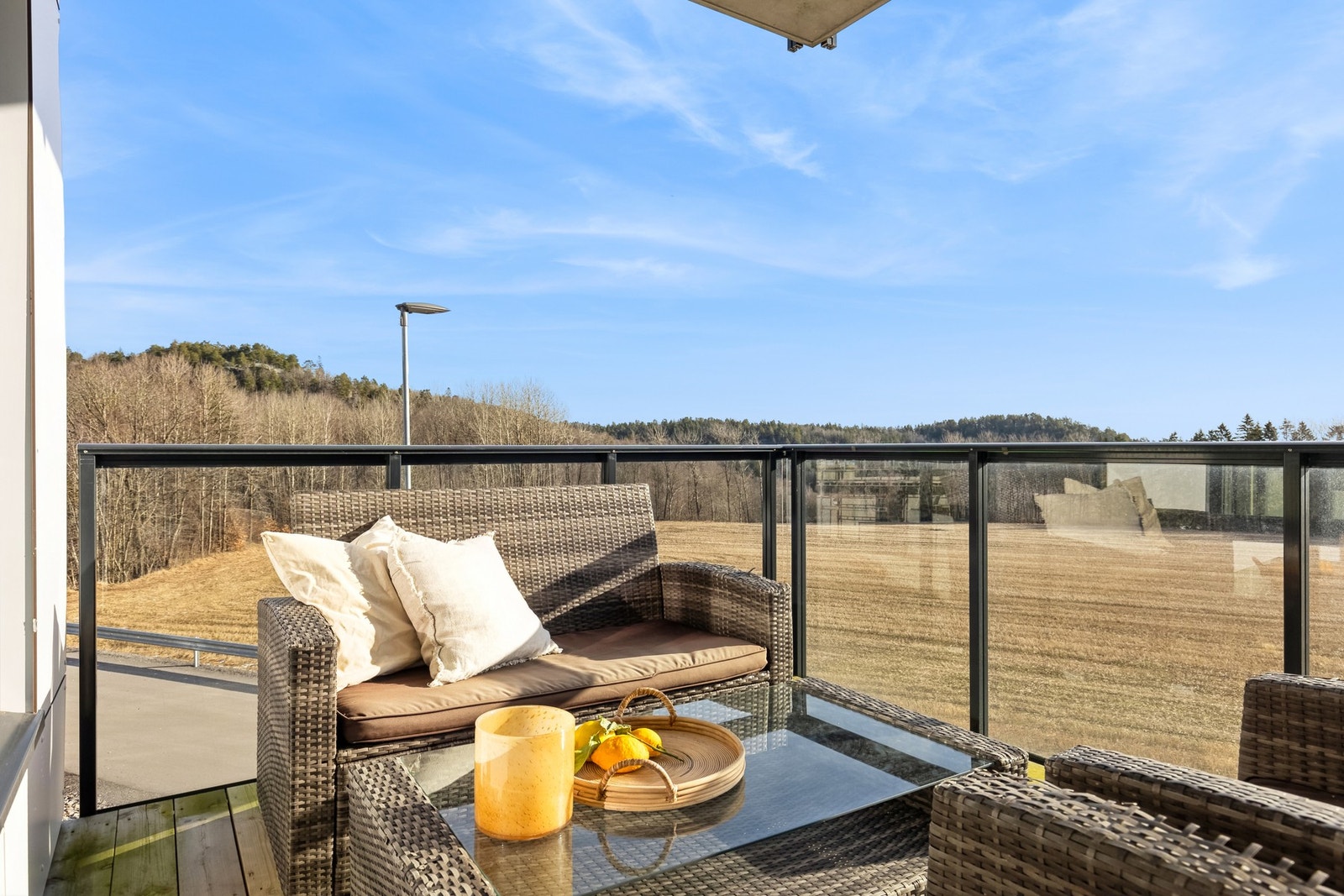 Fra stuen er det utgang til ca. 11kvm balkong. Her kan du nyte solen med flott utsikt Galleribilde