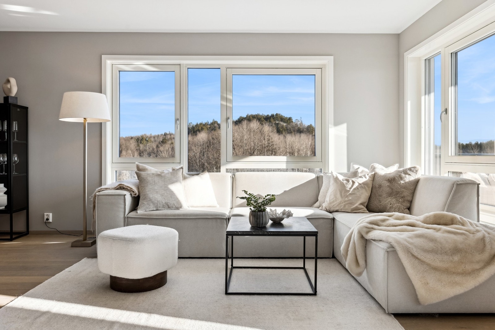 Dette er en ende- og hjørneleilighet. Her får du lysinslipp fra nesten alle himmelretninger! Galleribilde