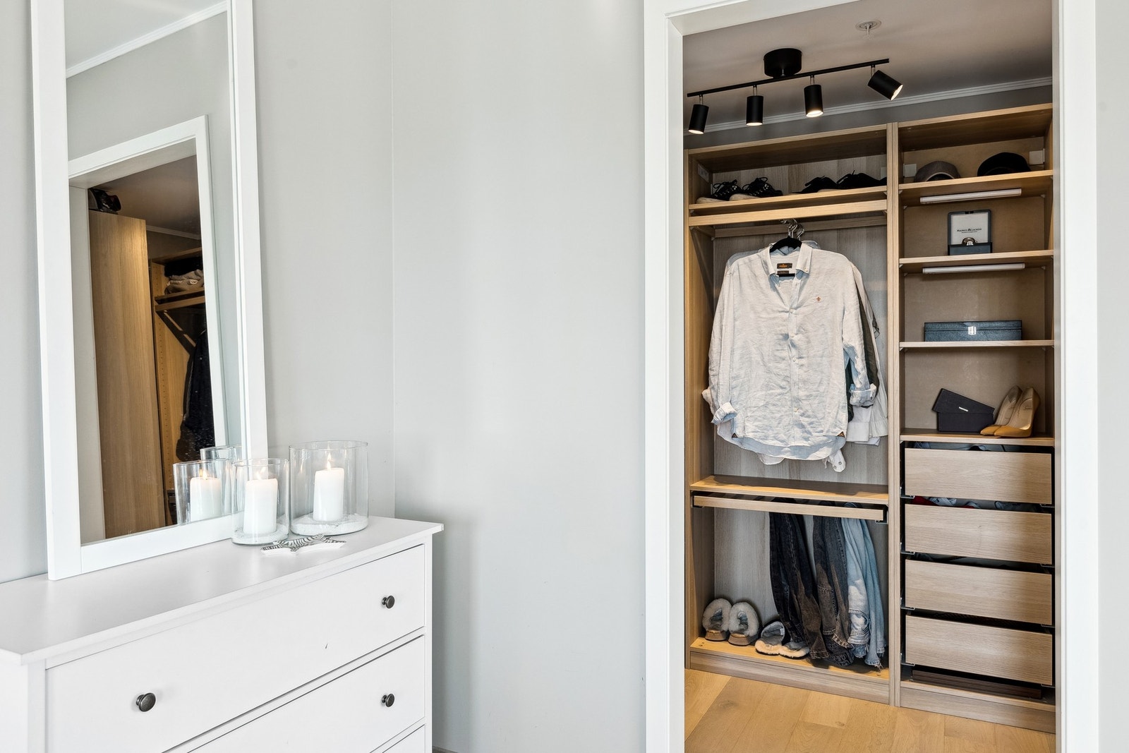 Pax innredning fra IKEA medfølger handelen. Galleribilde