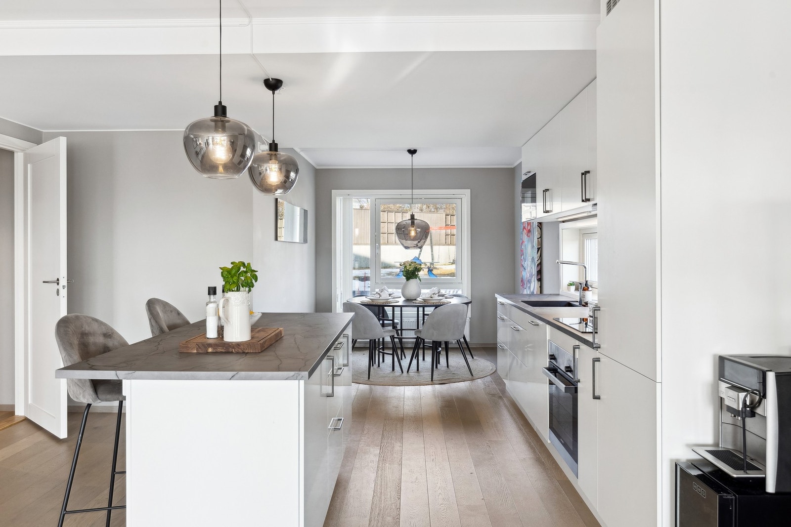 Ved kjøkkenet så har du en spisesone med plass til stort rundt bord. Galleribilde