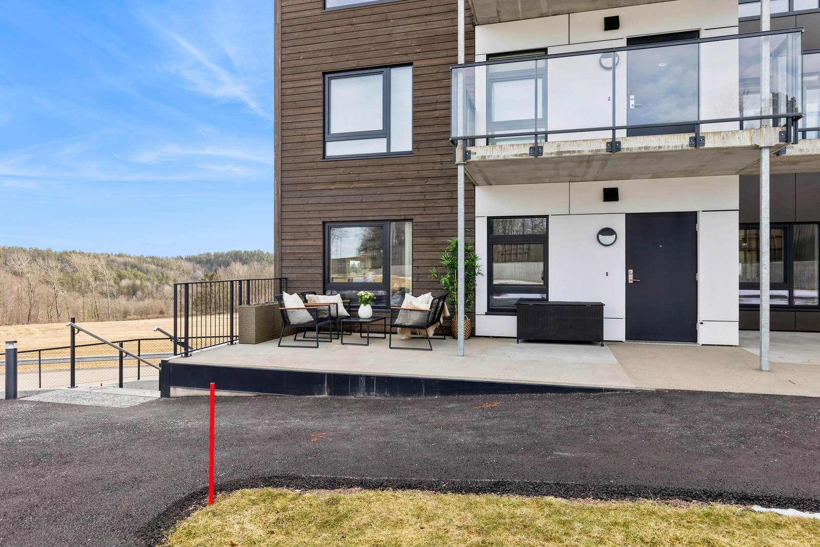 Leiligheten befinner seg i 1.etasje og har egen inngang. Galleribilde