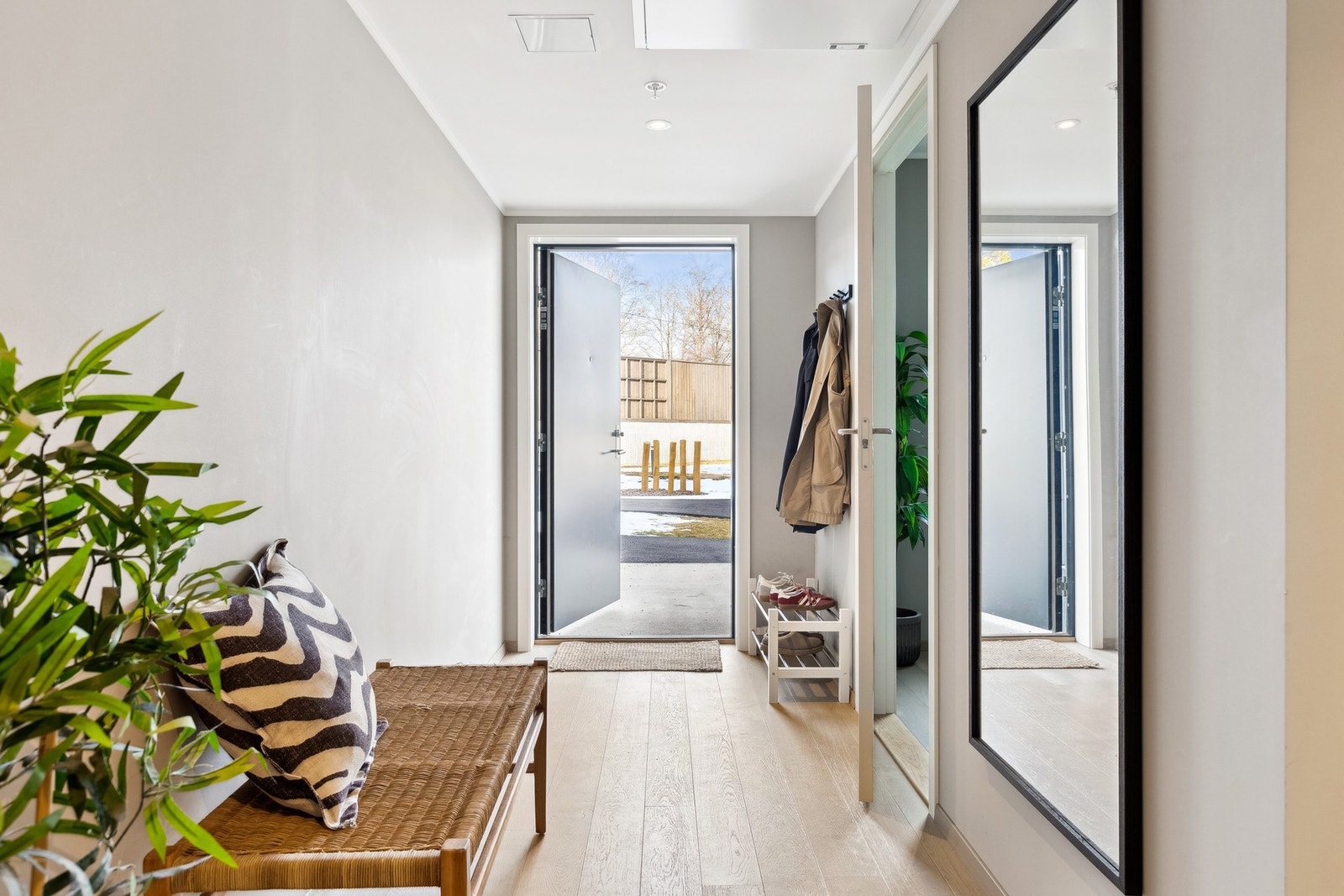 Megen innbydende og romslig entrè Galleribilde