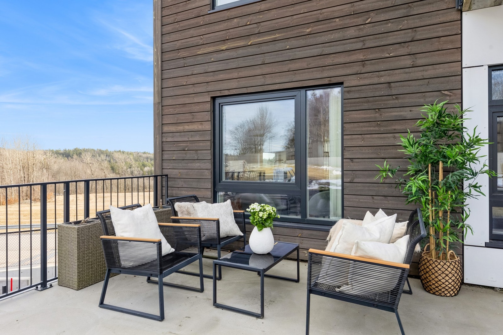 Leiligheten disponerer sin "egen" uteplass. Galleribilde