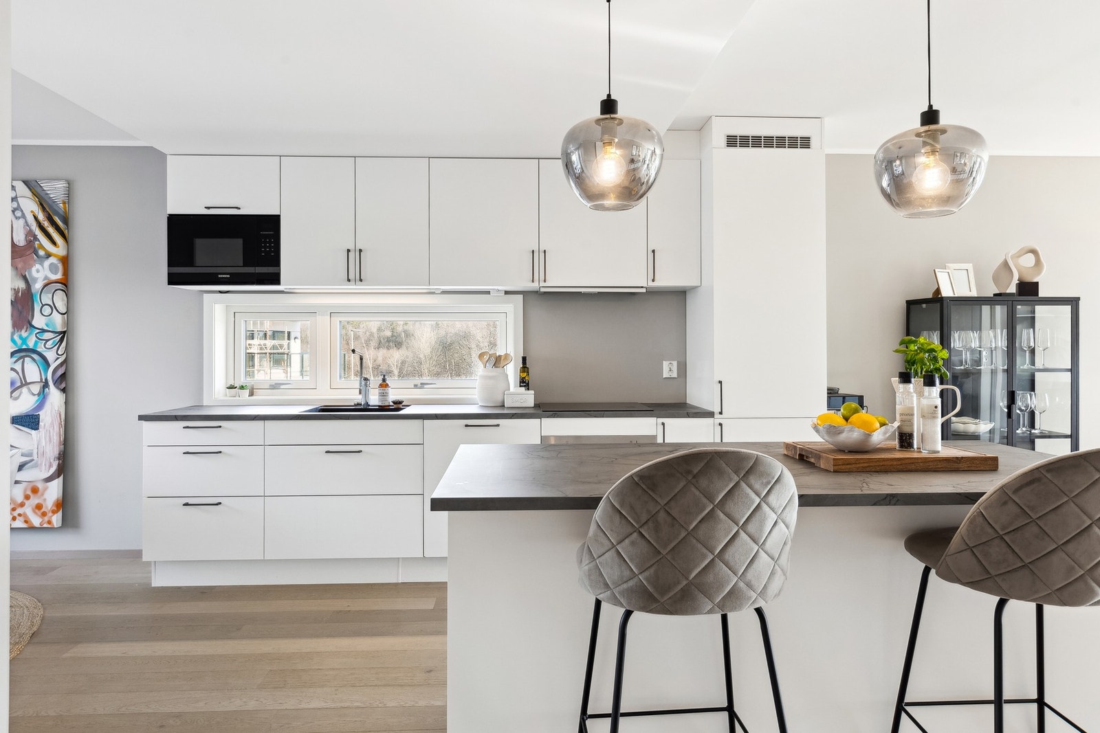 Kjøkkenet er utsyrt med kjøkkenøy som gjør opplevelsen på kjøkkenet mye bedre Galleribilde