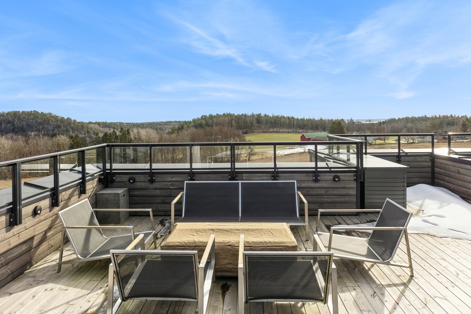 Felles takterrasse. Her er det møbler og egen grill fra borettslaget som andelseierne disponerer - når været tillater det. Galleribilde