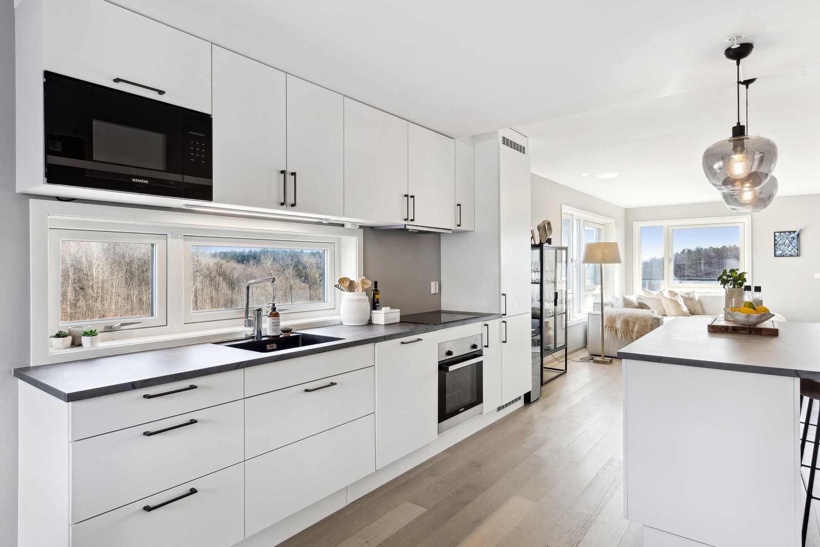 Kjøkkenet har intergrerte hvitevarer som kjøl- og fryseskap, mikrobølgeovn, induksjonstopp og komfyr. Galleribilde