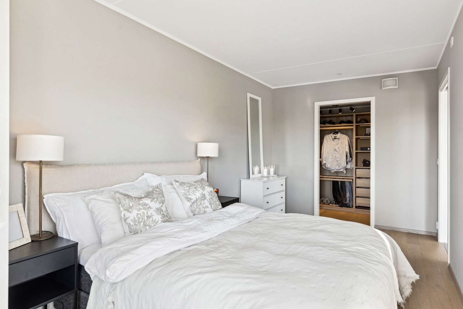 Hovedsoverommet er romslig og har Walkin-closet Galleribilde