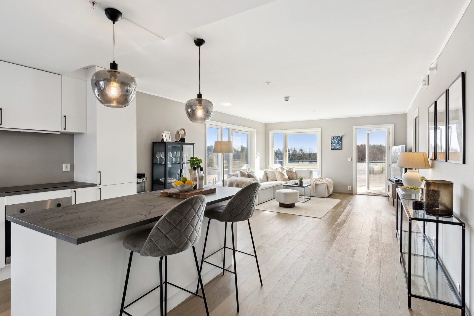 Stuen er stor og møbleringsmulighetene er mange Galleribilde