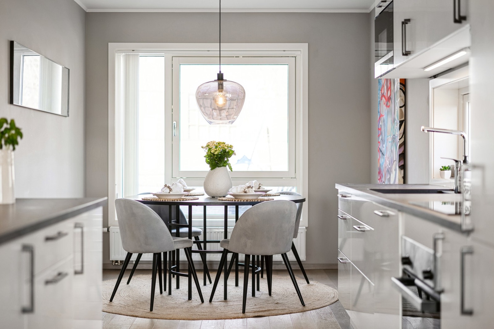 Hyggelig sone adskilt fra kjøkkenet. Galleribilde