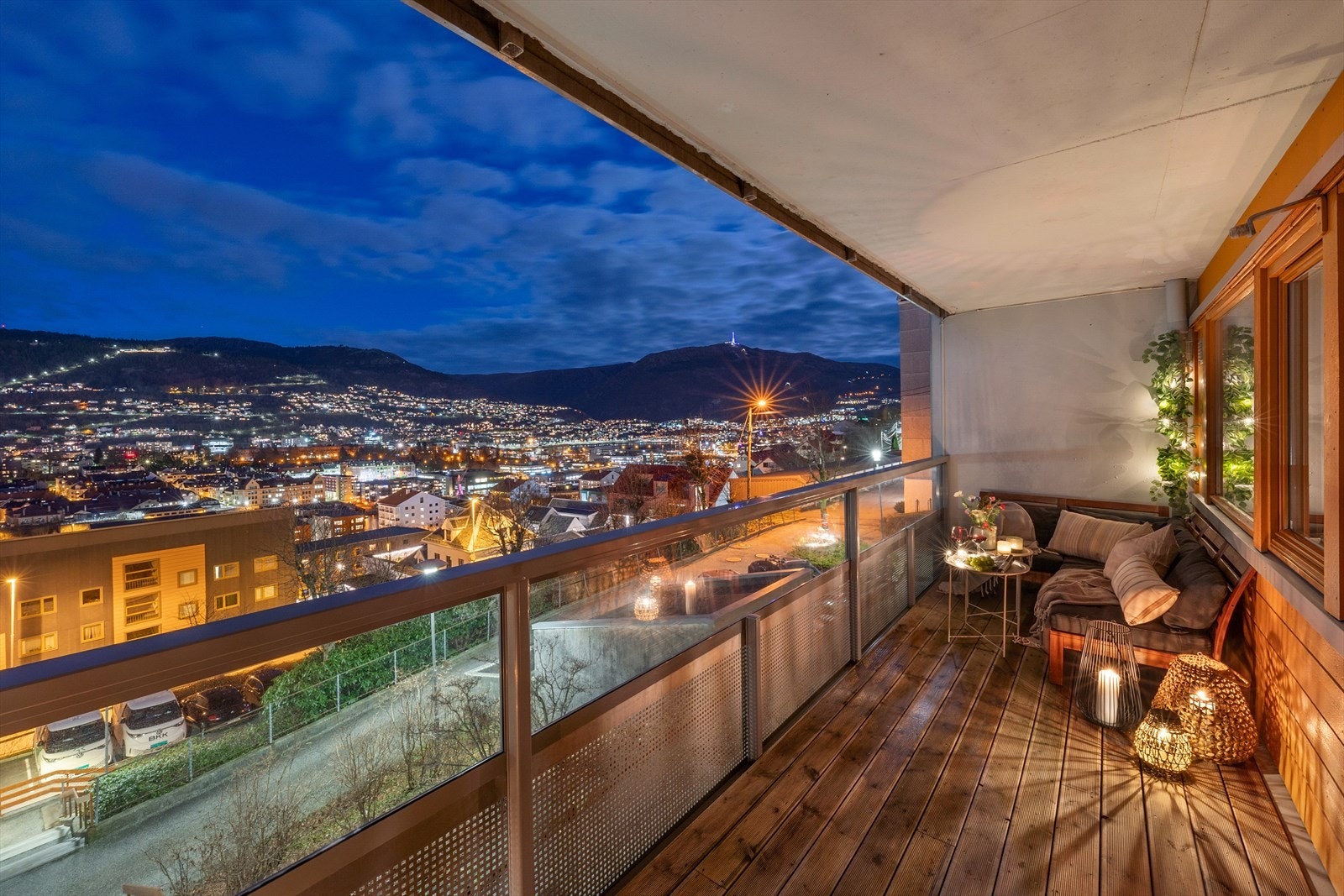 - Her får du muligheten til å bosette deg like utenfor sentrumskjernen med fantastisk utsikt over Bergen sentrum og Fløyen - Galleribilde