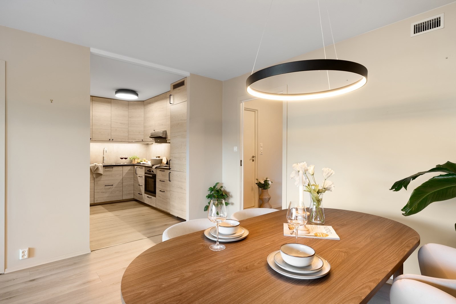 - God plass til både sofa og spisebord i hver sin naturlige sone - Galleribilde