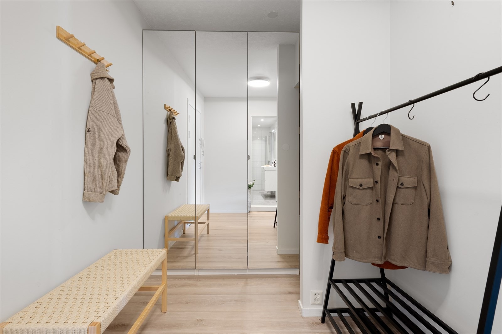 - Du ønskes velkommen inn i en lys og innbydende entré - Galleribilde