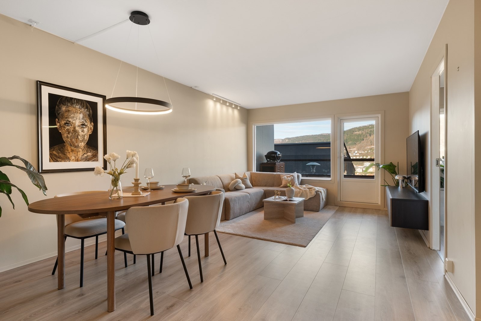 - Leiligheten måler 57 m² og inneholder entré, stue/kjøkken, soverom og bad/vaskerom - Galleribilde