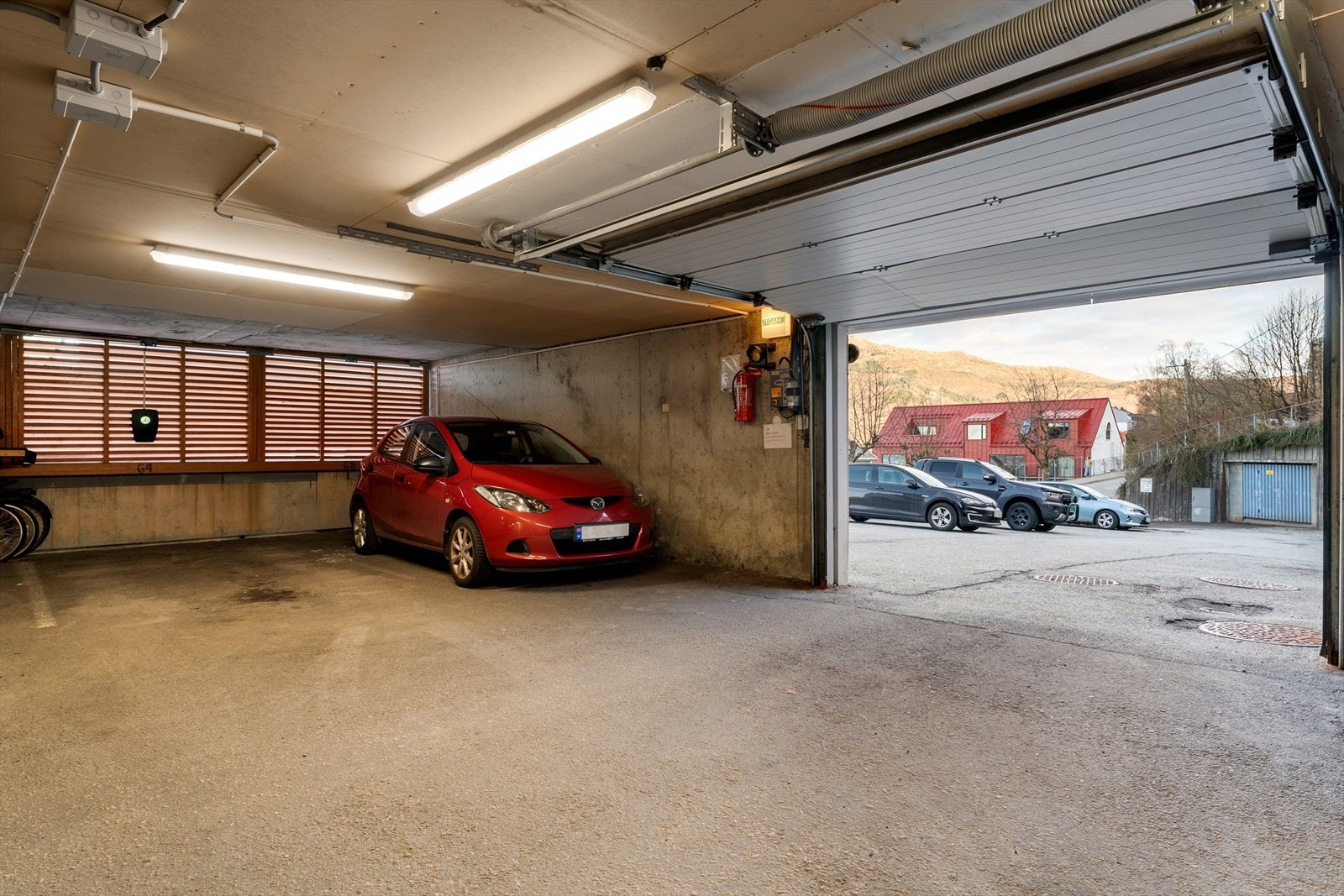 - Garasjeplass med elbil-lader - Galleribilde