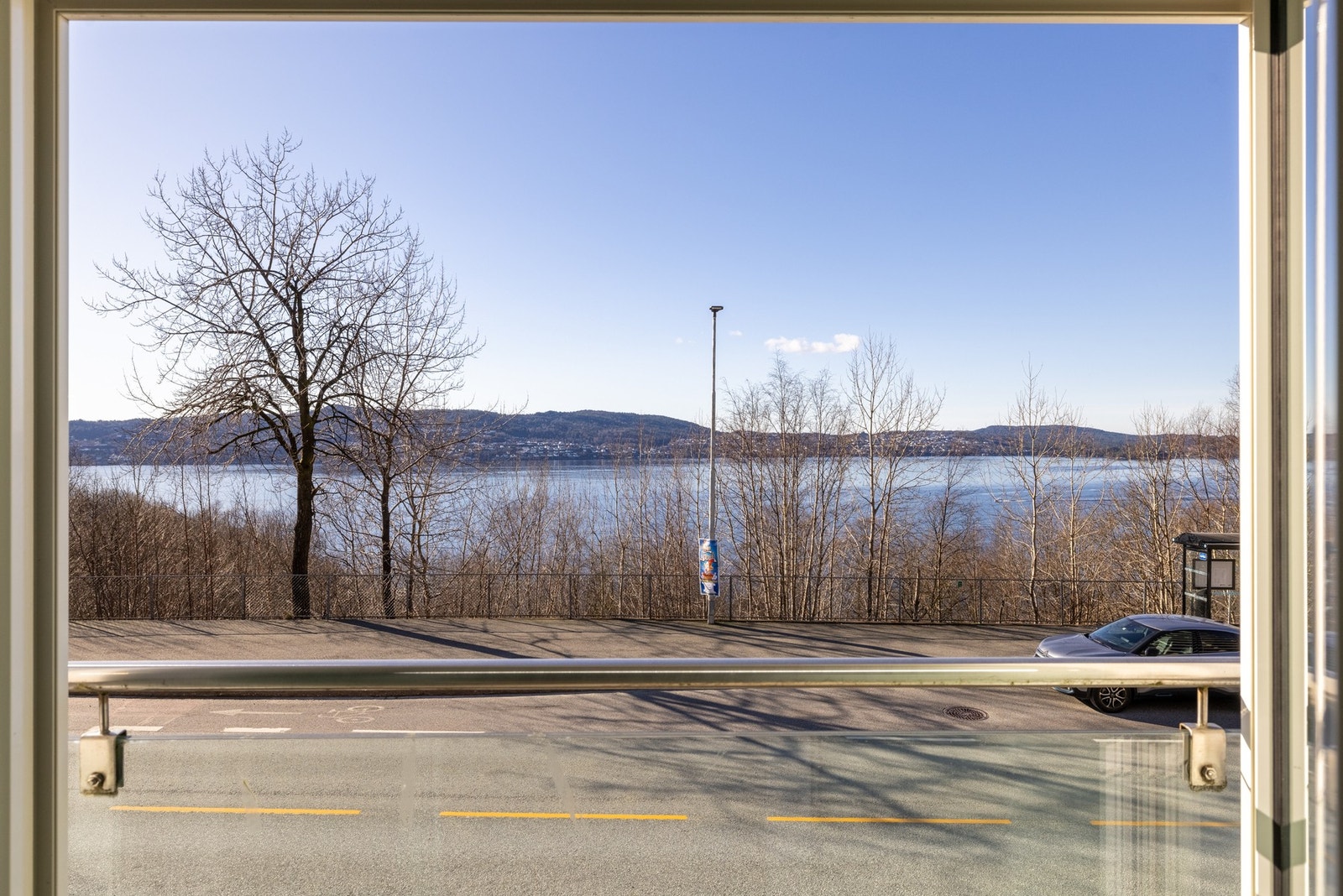 Du har kan også åpne balkongdørene og få solen rett inn i stuen! Galleribilde