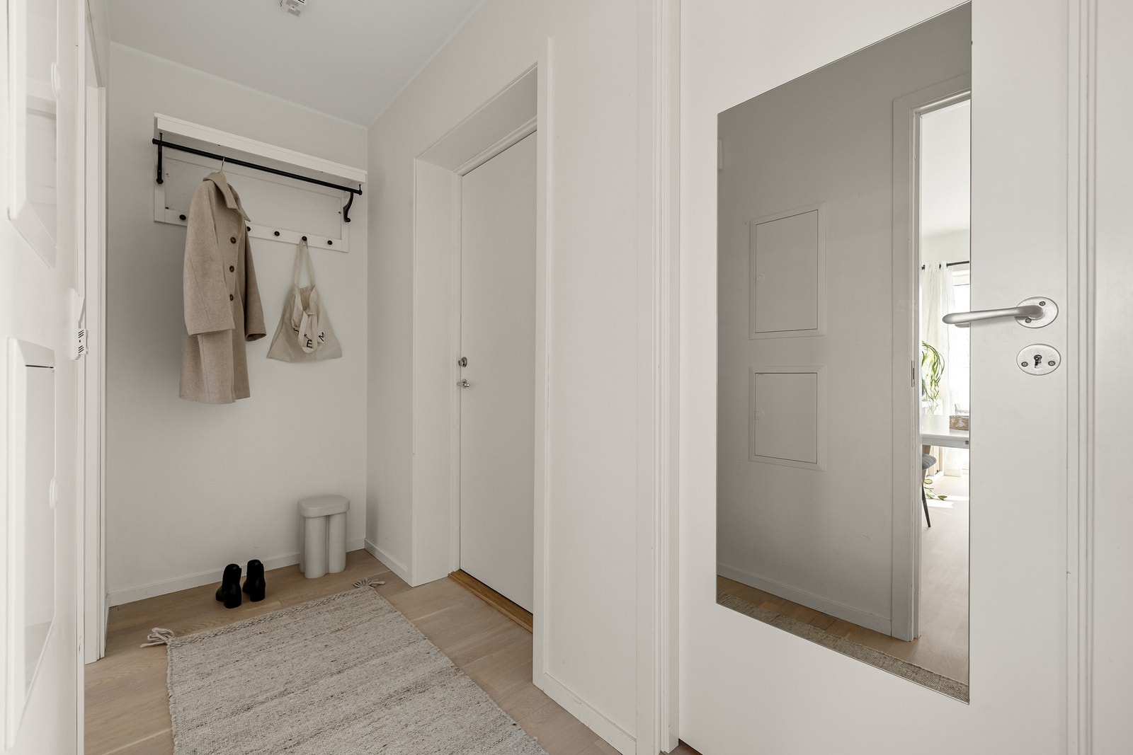 Velkommen inn! Entréen er romslig med plass til å henge fra seg yttertøy og sko. På gulvet finner du en flott parkett som ble pusset og lakkert i 2025. Galleribilde