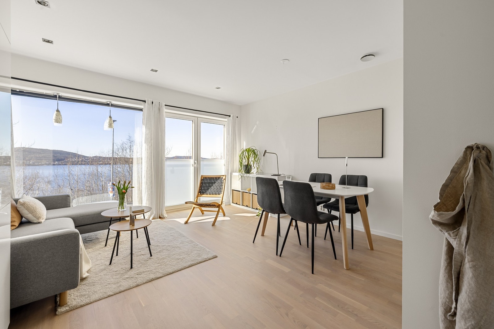 Stuens utforming gjør det enkelt å innrede etter eget ønske og i flere soner. Stuen har slette og malte vegger og downlights i himling. Galleribilde