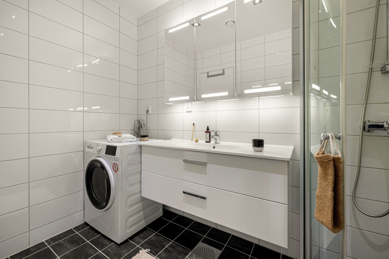 Badet er helfliset og har en slett malt himling og innfelte downlights i himling. Galleribilde