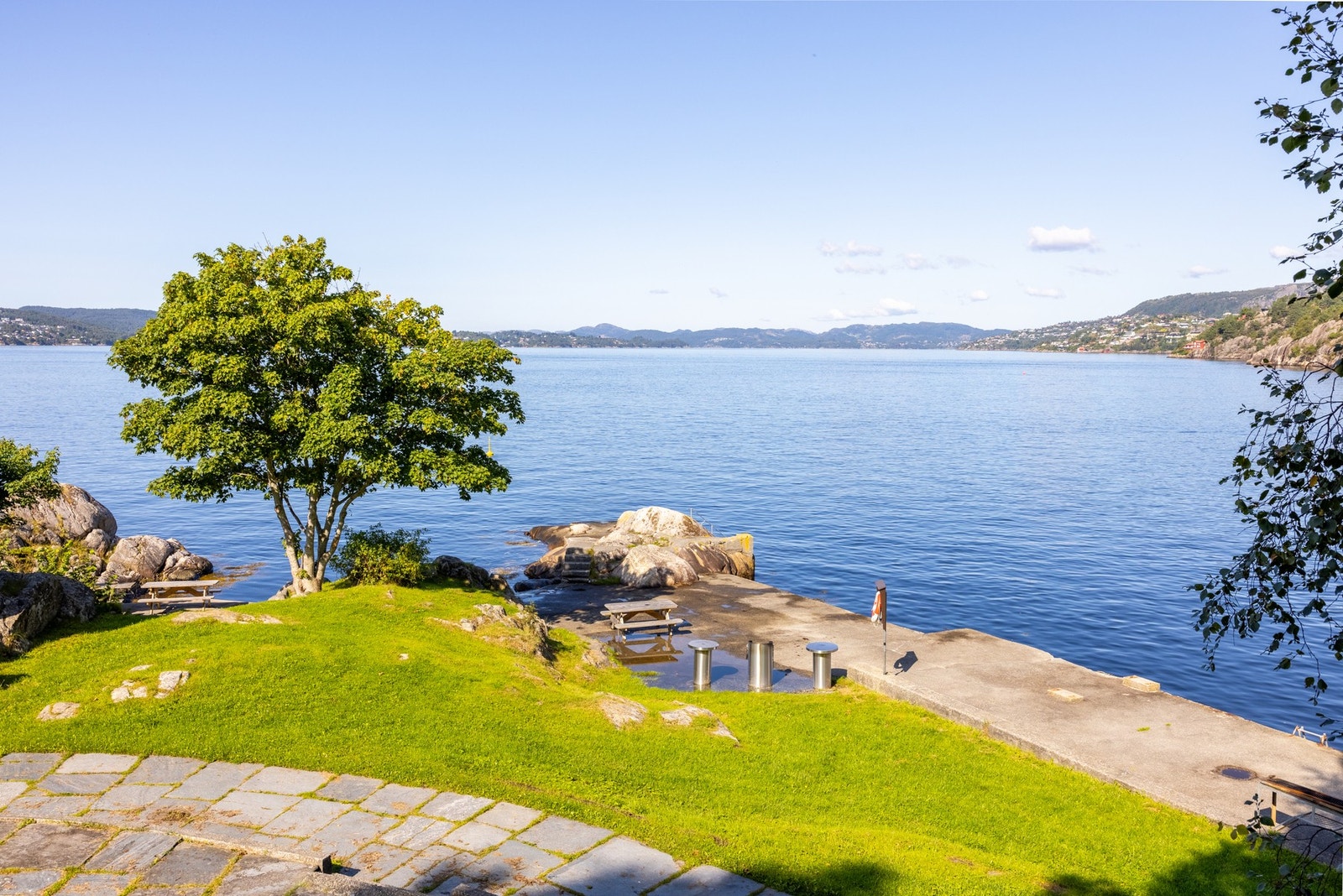 Området byr også på fine badesteder og turområder. Her fra Helleneset! Galleribilde